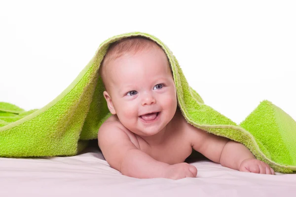 Söta happy baby i handduk — Stockfoto