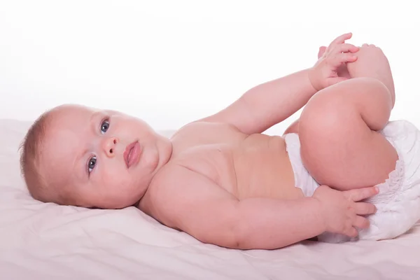 Bebê feliz bonito em fralda — Fotografia de Stock