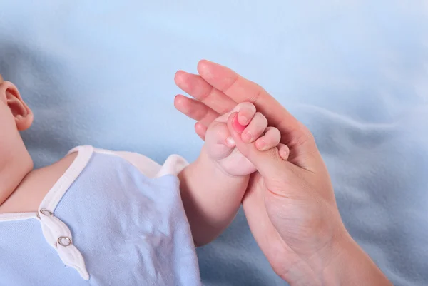Palma do bebê na mão da mãe — Fotografia de Stock