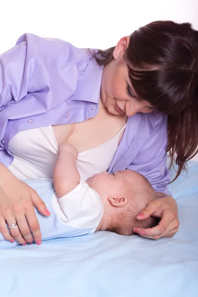 Feliz madre amamantando bebé — Foto de Stock