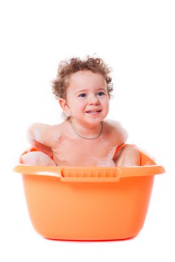 Köpük banyosunda oynamaktan şirin mutlu bebek