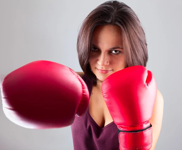 Сексуальна дівчина спортсменка в червоних боксерських рукавичках штовхає — стокове фото