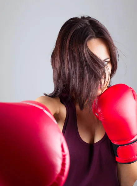 Sexy menina mulher atleta em vermelho luvas de boxe — Fotografia de Stock