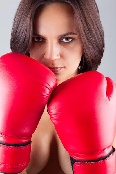 Сексуальна дівчина спортсменка в червоних боксерських рукавичках — стокове фото