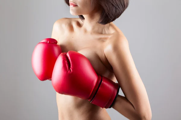 Sexy chica mujer modelo cubriendo su pecho con guantes de boxeo — Foto de Stock