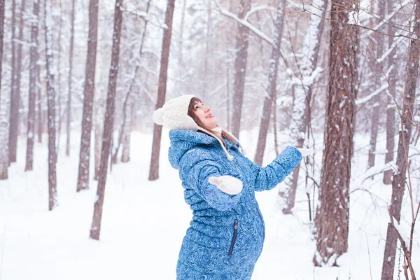 Pregnant woman girl in winter forest — Stock Photo, Image