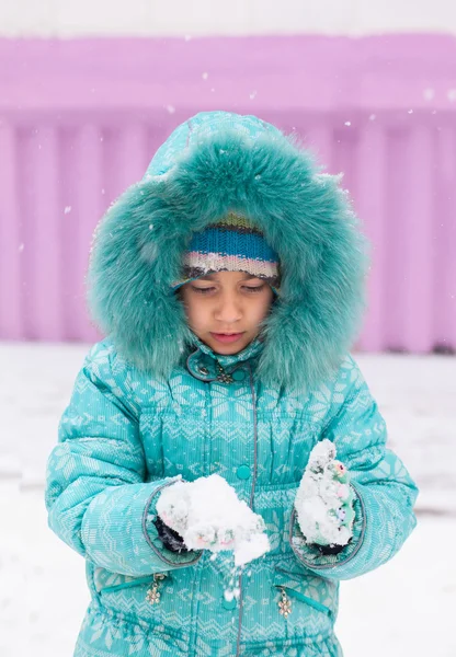 Happy kid girl child outdoors in winter playing — Stock Photo, Image