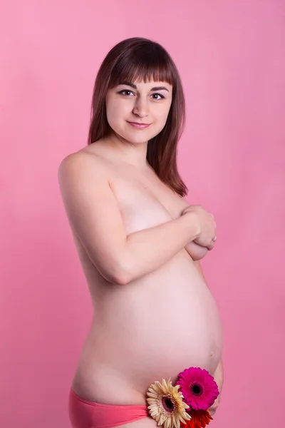 Menina mulher nua grávida bonito com fllowers — Fotografia de Stock