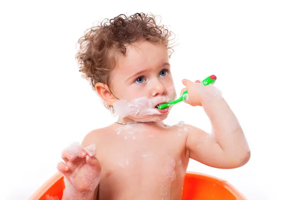 Μωρό βουρτσίζετε τα δόντια στο λουτρό — Φωτογραφία Αρχείου