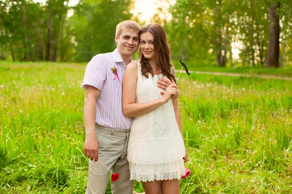 Wedding couple in spring park garden — Stock Photo, Image