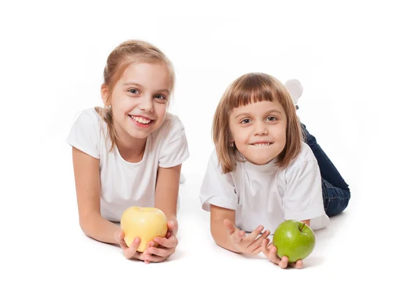 Gelukkig familie zussen en broer met appels — Stockfoto