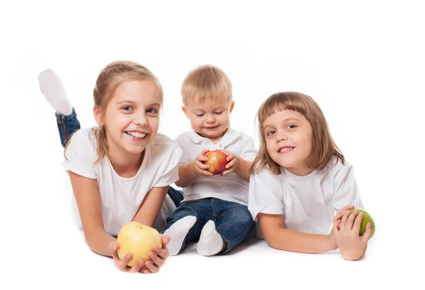 Gelukkig familie zussen en broer met appels — Stockfoto