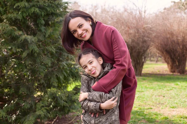 Bella famiglia madre e capretto ragazza bambino a piedi nel parco — Foto Stock