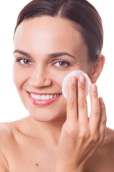 Hermosa mujer chica limpieza su cara con algodón almohadilla de fibra —  Fotos de Stock