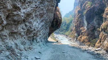 Himalayalar 'da yüksek tepeler arasında tehlikeli bir yol var..