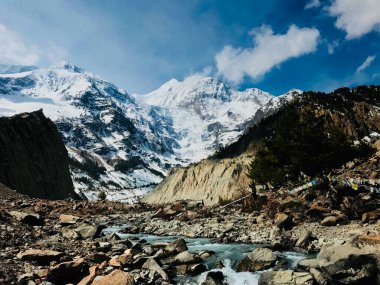 Himalayalar 'daki buzullar ve dağlar. Everest Ülkesi.