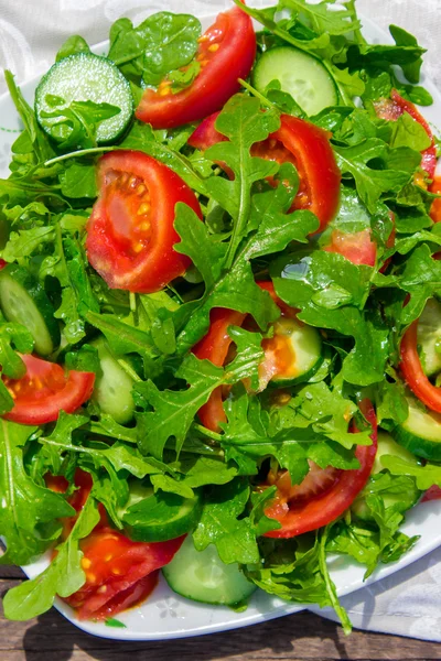 Salada com arugula — Fotografia de Stock