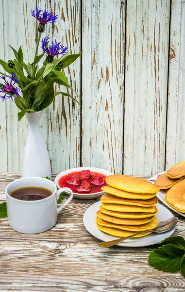 Frühstück mit Pfannkuchen Tee — Stockfoto