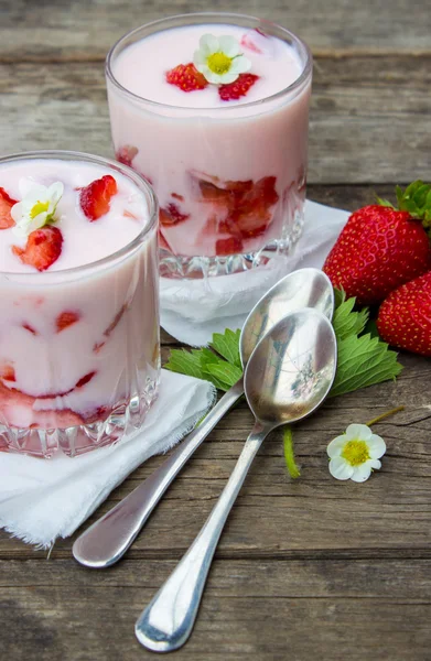 Postre de fresa con crema — Foto de Stock