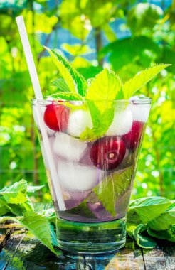 Nane ile ev yapımı limonata