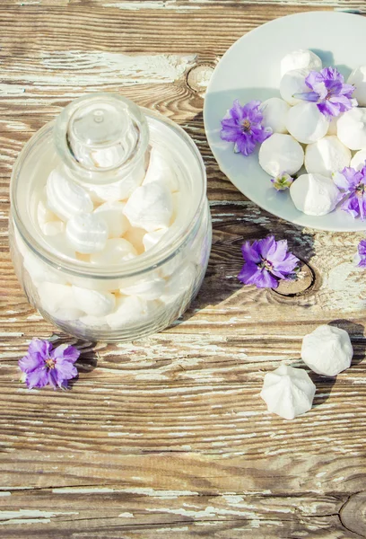 Merengue delicado con flores y té — Foto de Stock