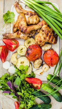 sebze ve yeşillikleri ile ızgara tavuk 