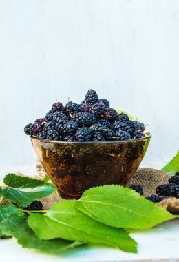 bir kase içinde olgunlaşmış sulu dut