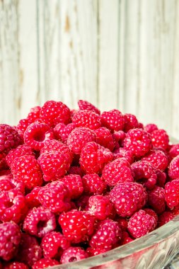 bir plaka üzerinde olgunlaşmış sulu ahududu