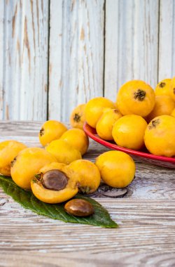 tatlı olgun meyve yenidünya Gürcistan