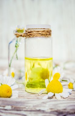 ahşap masa yatay bir cam şişe makroda papatya çiçek kokulu yağ