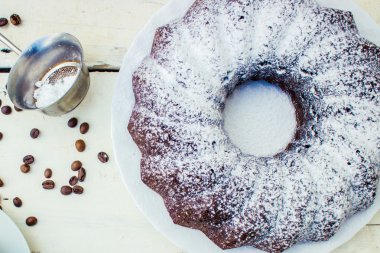 pudra şekeri ve sıcak kahve ile doyurucu kahvaltı çikolatalı kek
