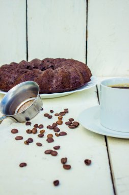 pudra şekeri ve sıcak kahve ile doyurucu kahvaltı çikolatalı kek