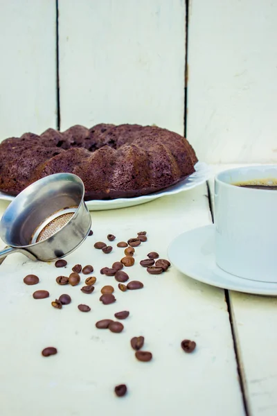 El abundante desayuno magdalena de chocolate con azúcar en polvo y café caliente — Foto de Stock