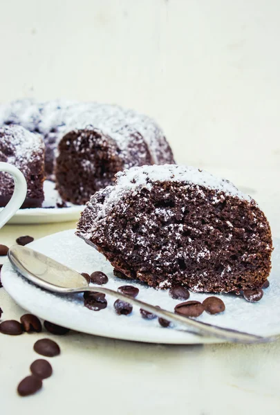 De stevige chocolade ontbijt muffin met poedersuiker en warme koffie — Stockfoto