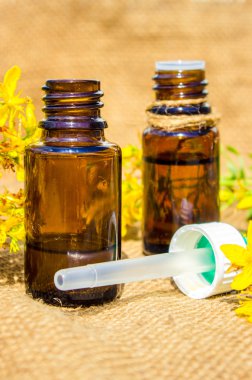 bir çare St John's wort çiçek bir cam şişe portre yatay