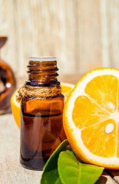 limon uçucu yağ ve limon meyve (tilt shift lens ile çekilen ahşap tahta üzerinde)