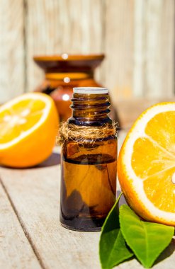 limon uçucu yağ ve limon meyve (tilt shift lens ile çekilen ahşap tahta üzerinde)