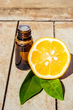 limon uçucu yağ ve limon meyve (tilt shift lens ile çekilen ahşap tahta üzerinde)