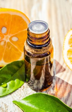 limon uçucu yağ ve limon meyve (tilt shift lens ile çekilen ahşap tahta üzerinde)