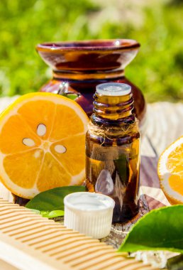 limon uçucu yağ ve limon meyve (tilt shift lens ile çekilen ahşap tahta üzerinde)