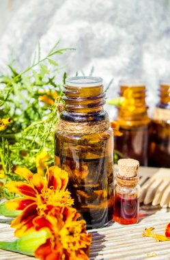 Küçük şişe temel kadife çiçeği yağı (Tagetes çiçek özü, tentür, infüzyon)