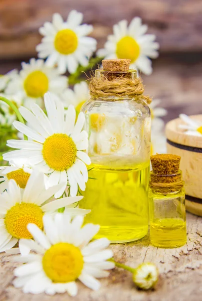 Extrakt aus Kamille in einer kleinen Flasche Melken Kosmetik und Behandlung — Stockfoto