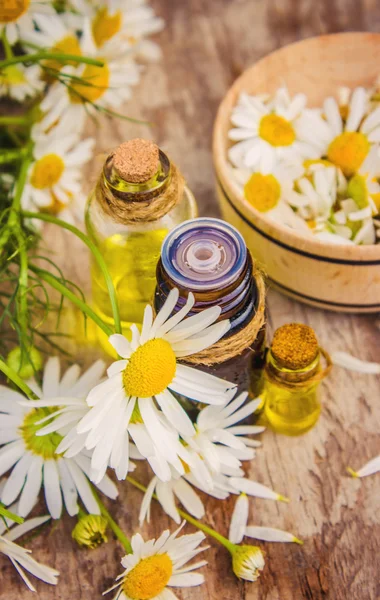 Extracto de manzanilla en una pequeña botella de ordeño cosméticos y tratamiento — Foto de Stock