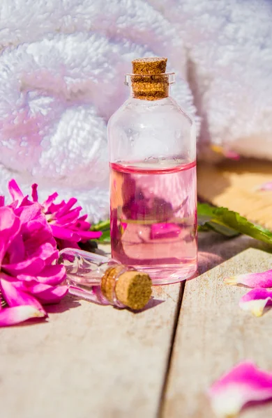 Aceite de aroma cosmético con esencia de rosa —  Fotos de Stock
