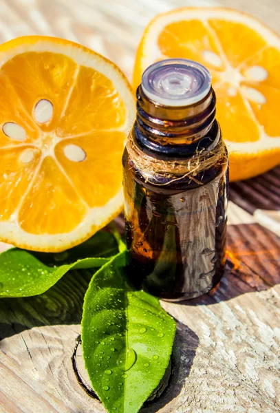 limon uçucu yağ ve limon meyve (tilt shift lens ile çekilen ahşap tahta üzerinde)