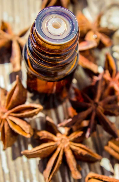 Pequena garrafa de óleo essencial de anis estrelado — Fotografia de Stock