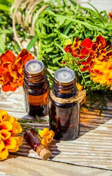 Liten flaska väsentliga marigold olja (Tagetes blommor extrakt, tinktur, infusion) — Stockfoto