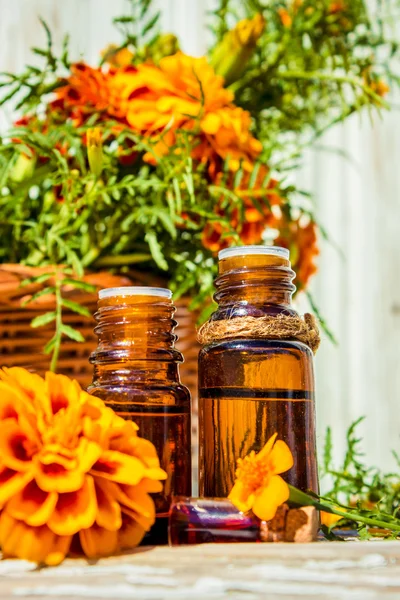Malé láhev oleje základních Aksamitník (Tagetes květiny extrakt, tinktura, infuze) — Stock fotografie