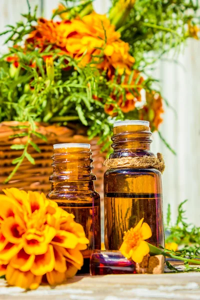 Liten flaska väsentliga marigold olja (Tagetes blommor extrakt, tinktur, infusion) — Stockfoto