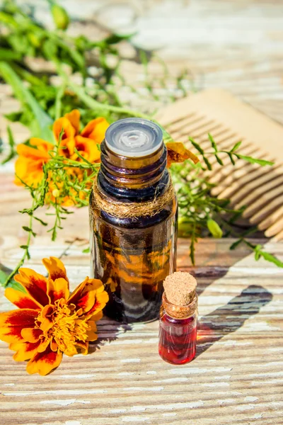 Botella pequeña de aceite esencial de caléndula (extracto de flores de tagetes, tintura, infusión ) — Foto de Stock